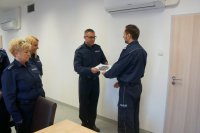 Komendant Miejski Policji w Chorzowie wręcza nagrodę policjantowi.