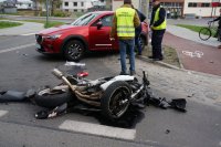Policjanci na miejscu wypadku z udziałem motocyklisty- fot. archiwum KMP Chorzów