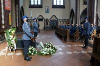 policjanci w trakcie uroczystości pogrzebowych w kościele