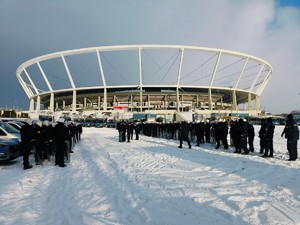 Zdjęcie przedstawia policjantów biorących udział w ćwiczeniach na tle Stadionu Śląskiego