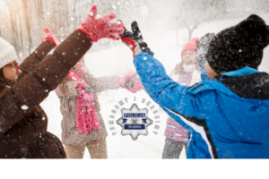Grafika przedstawia zabawę dzieci w śniegu