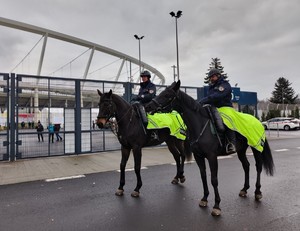 Zdjęcie przedstawia policjantów patrolu konnego