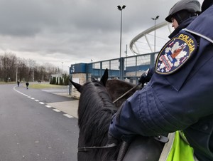 Zdjęcie przedstawia naramiennik policjantów patrolu konnego