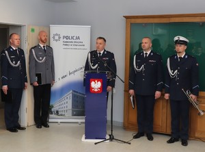 Zdjęcie przedstawia przemówienie Komendanta Wojewódzkiego